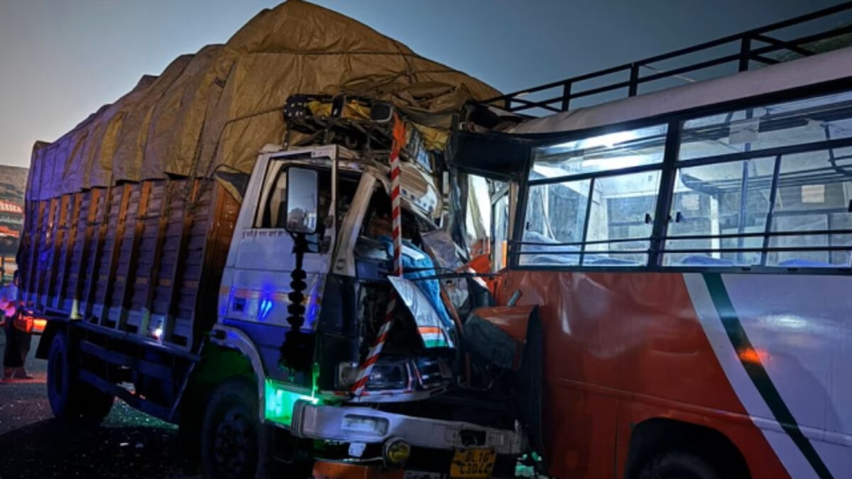 gorakhpur road accident truck hits parked bus 6 dead । गोरखपुर: खड़ी बस में ट्रक ने मारी जोरदार टक्कर, 6 लोगों की मौत, 25 से ज्यादा घायल