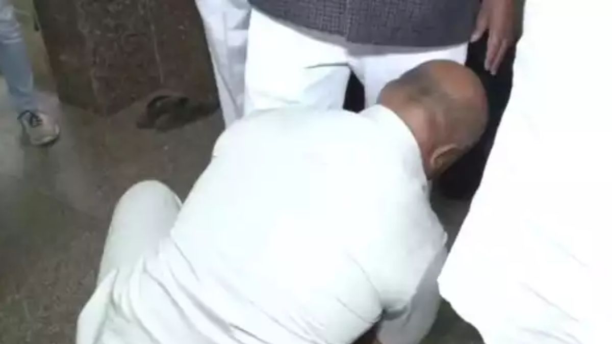 Congress minister seen wearing shoes with the help of security personnel | सुरक्षाकर्मी की मदद से जूते पहनते दिखे कांग्रेस के मंत्री