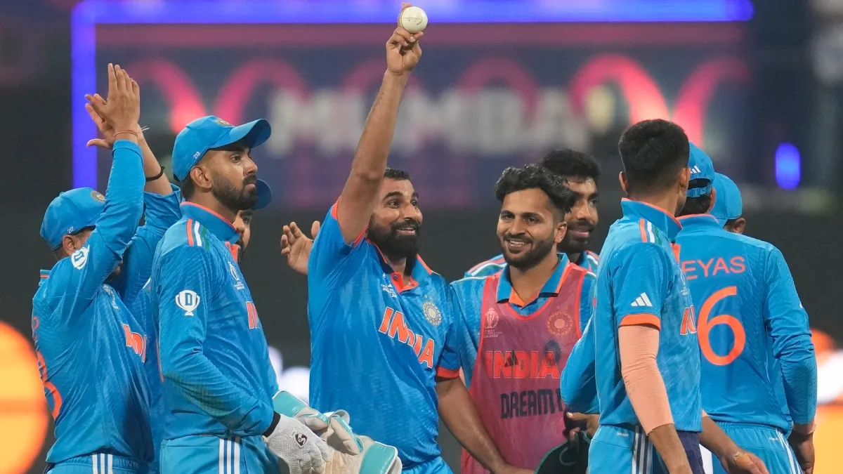 IND vs SL: पांच विकेट लेने के बाद शमी ने किसके लिए किया ये इशारा, गिल ने खोला पूरा राज Indian Cricket Team- India TV Hindi