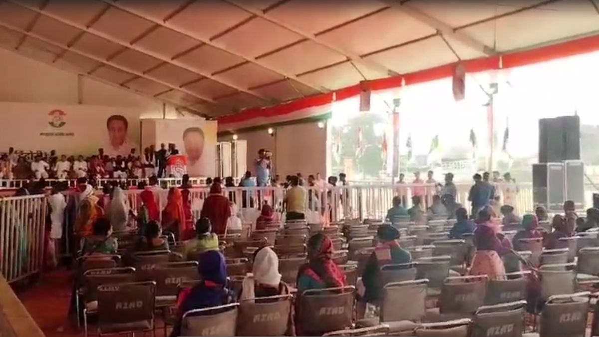 public starts leaving rally as soon as mallikarjun kharge starts his speech in dindauri । VIDEO: कांग्रेस अध्यक्ष मल्लिकार्जुन खरगे कर रहे थे जनसभा को संबोधित, शुरू करते ही सामने से खिसक ली पब्लिक