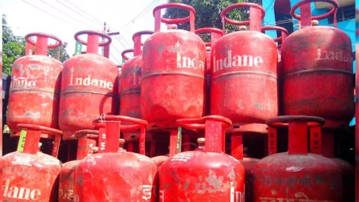 LPG Price Hike: lpg commercial cylinder price hikes more than 100 rupees from 1 November । महंगाई की मार से नवंबर का आगाज, गैस सिलेंडर पर बढ़े इतने रुपये