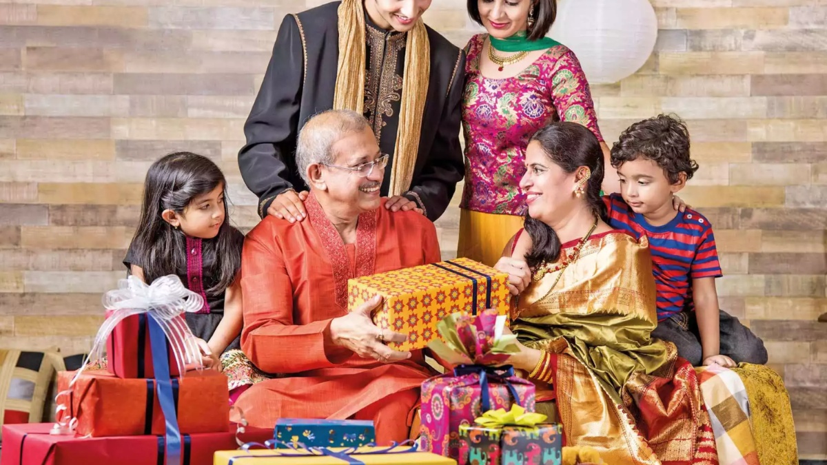इन गिफ्ट्स से इस दिवाली को बनाएं ख़ास, अपनों को फील कराएं स्पेशल best gift ideas for friends and family in this diwali