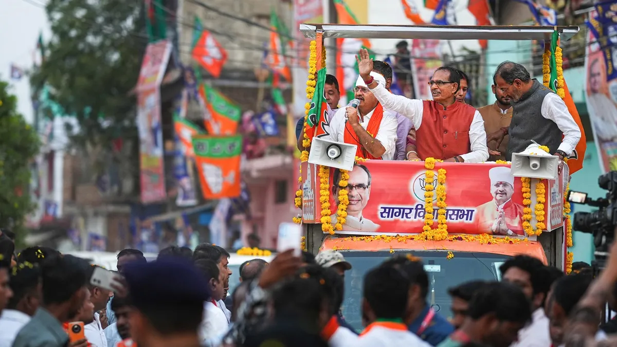 Madhya Pradesh Assembly Election: धनतेरस पर सीएम शिवराज ने ख़रीदा चांदी का सिक्का shivraj singh chouhan- India TV Hindi