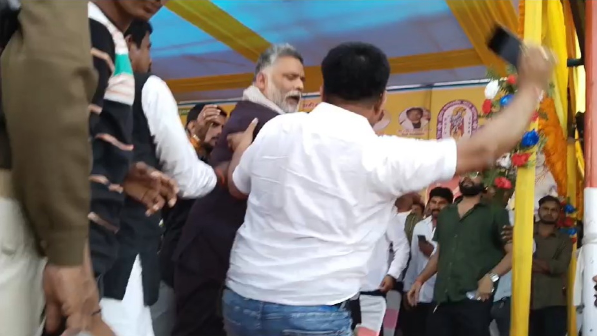 Pappu Yadav throw mike and ran away from stage after Lalu Yadav Zindabad slogan WATCH VIDEO पप्पू यादव के मंच पर पहुंचते ही ‘लालू यादव जिंदाबाद’ के लगने लगे नारे, माइक फेंक भागे- VIDEO