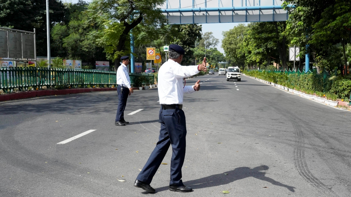 Delhi Traffic advisory before Diwali festival avoid going through these routes । दिल्ली में इन रास्तों से जाने से बचें, दीपावली को लेकर ट्रैफिक एडवाइजरी जारी Delhi Traffic advisory before Diwali festival avoid going through these routes । दिल्ली में इन रास्तों से जाने से बचें, दीपावली को लेकर ट्रैफिक एडवाइजरी जारी