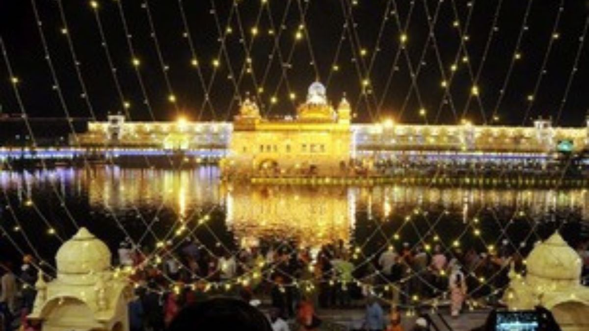 A huge crowd gathered in the Golden Temple of Amritsar on the occasion of Diwali and Bandi Chhod Diwas| दिवाली के मौके पर गोल्डन टेम्पल में उमड़ी भीड़, ‘बंदी छोड़ दिवस’ पर आशीर्वाद लेने पहुंचे लोग
