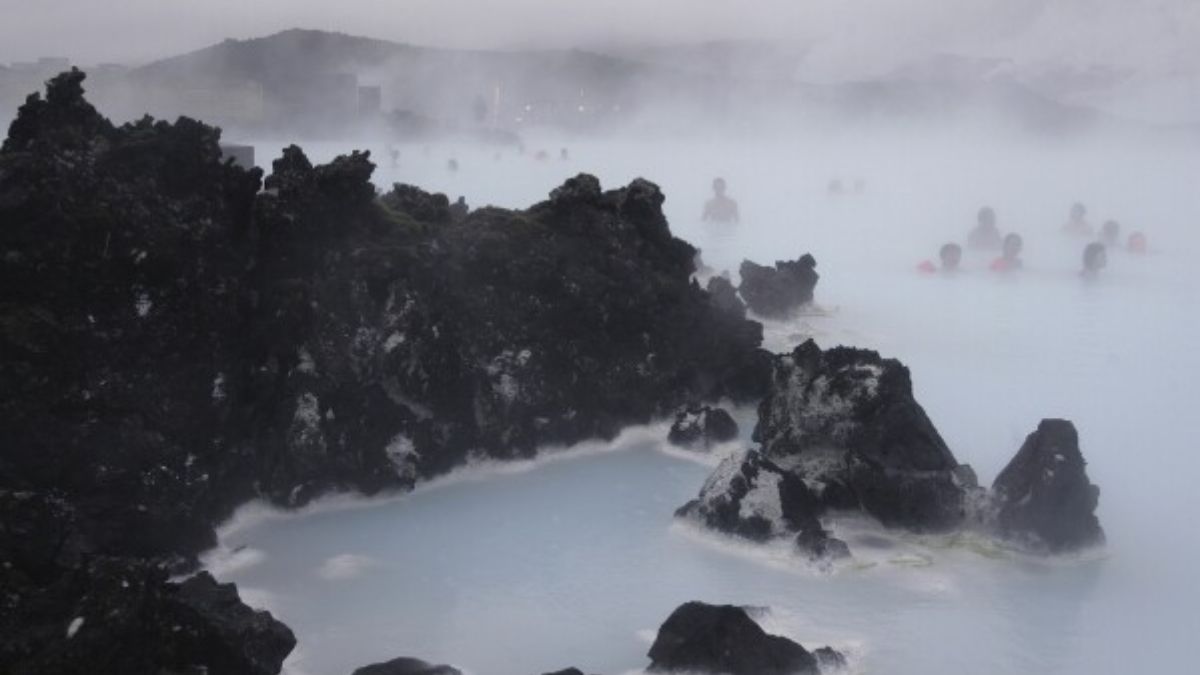 800 earthquake occurred in Iceland within 14 hours government imposed state emergency/आइसलैंड में 14 घंटे के भीतर आया 800 भूकंप, लागू हुई स्टेट Emergency; वैज्ञानिकों की चेतावनी से दुनिया भर में खलबली