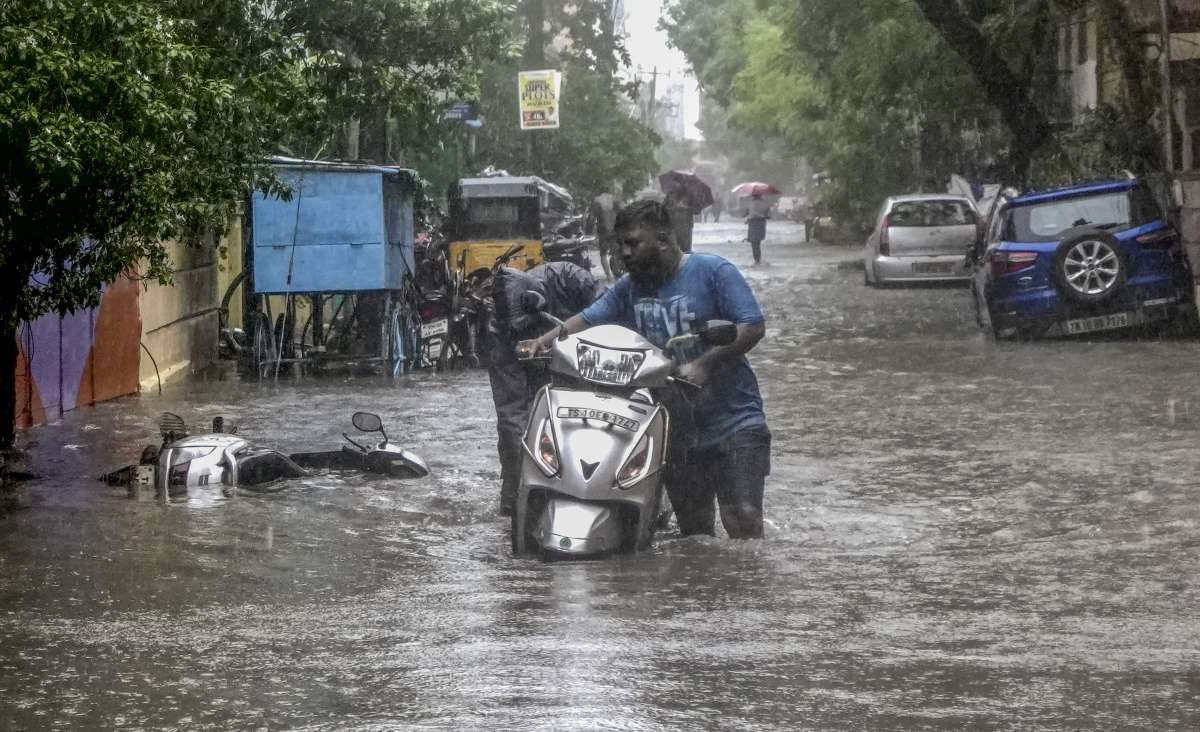 Michaung Live: मिचौंग को लेकर 4 राज्यों में भारी बारिश का अलर्ट, तमिलनाडु में हालात बेकाबू । know all live updates about cyclone michoung in southern states of india