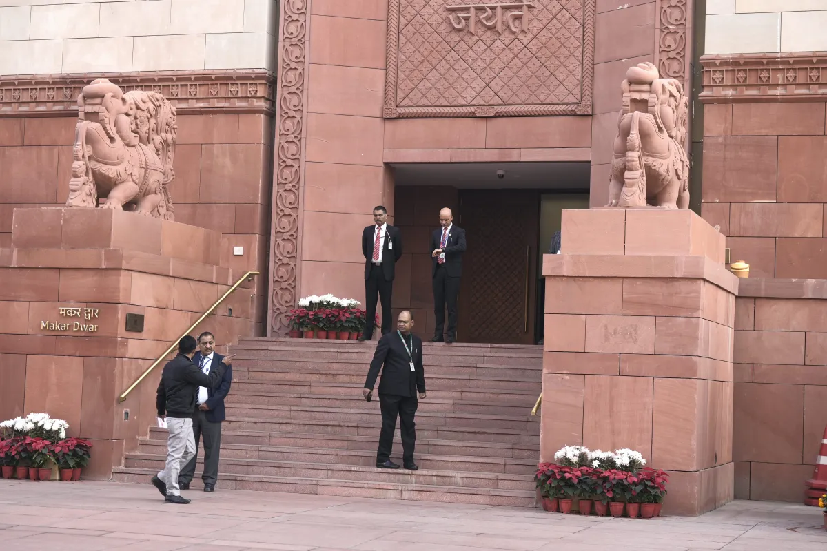Parliament Winter Session Live : संसद की सुरक्षा चूक को लेकर सदन में जोरदार हंगामा संसद भवन- India TV Hindi