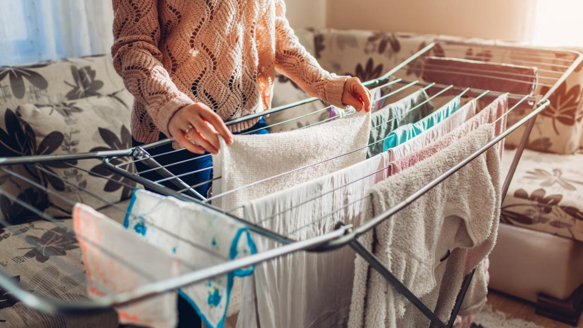 Drying clothes in winter is a big challenge, if the sun is not shining then adopt this trick.