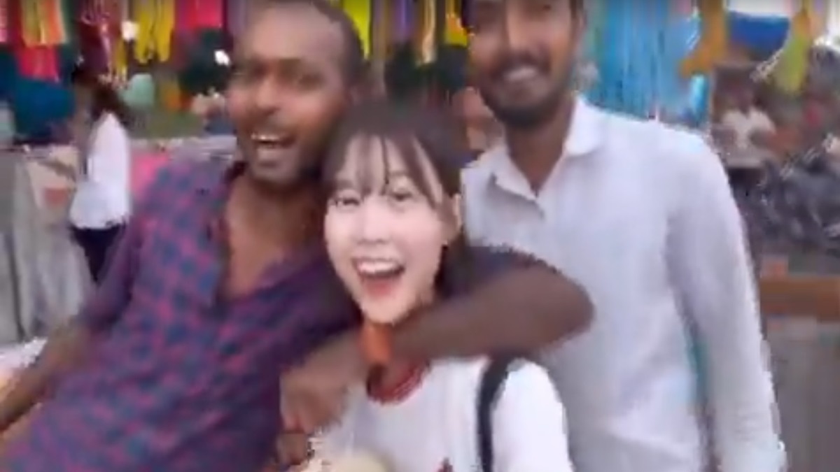 पुणे में कोरियाई लड़की के साथ बीच सड़क पर छेड़छाड़, गर्दन दबाने लगा मनचला; VIDEO वायरल