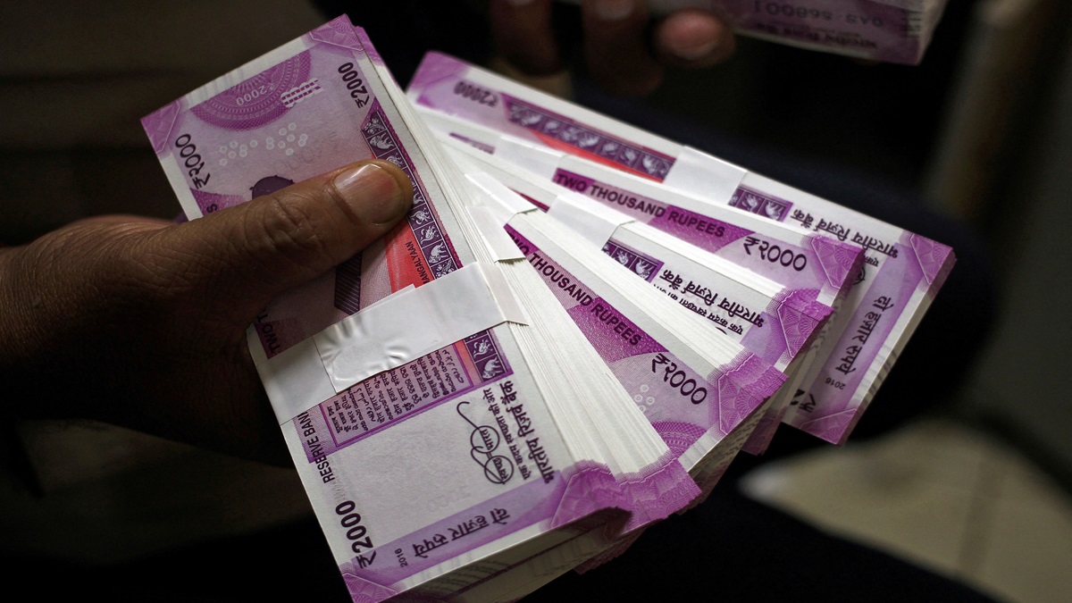 मैनेजर ने बैंक से मां-पत्नी के अकाउंट में ट्रांसफर किए 28 करोड़ रुपये, फिर परिवार समेत हुआ गायब