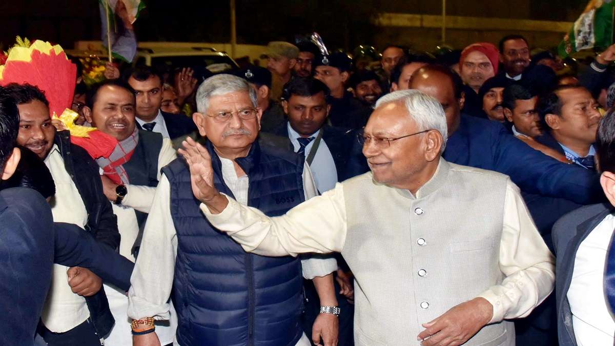 JDU अध्यक्ष बनने के बाद पटना पहुंचे नीतीश का जोरदार स्वागत, साथ में ललन भी रहे मौजूद