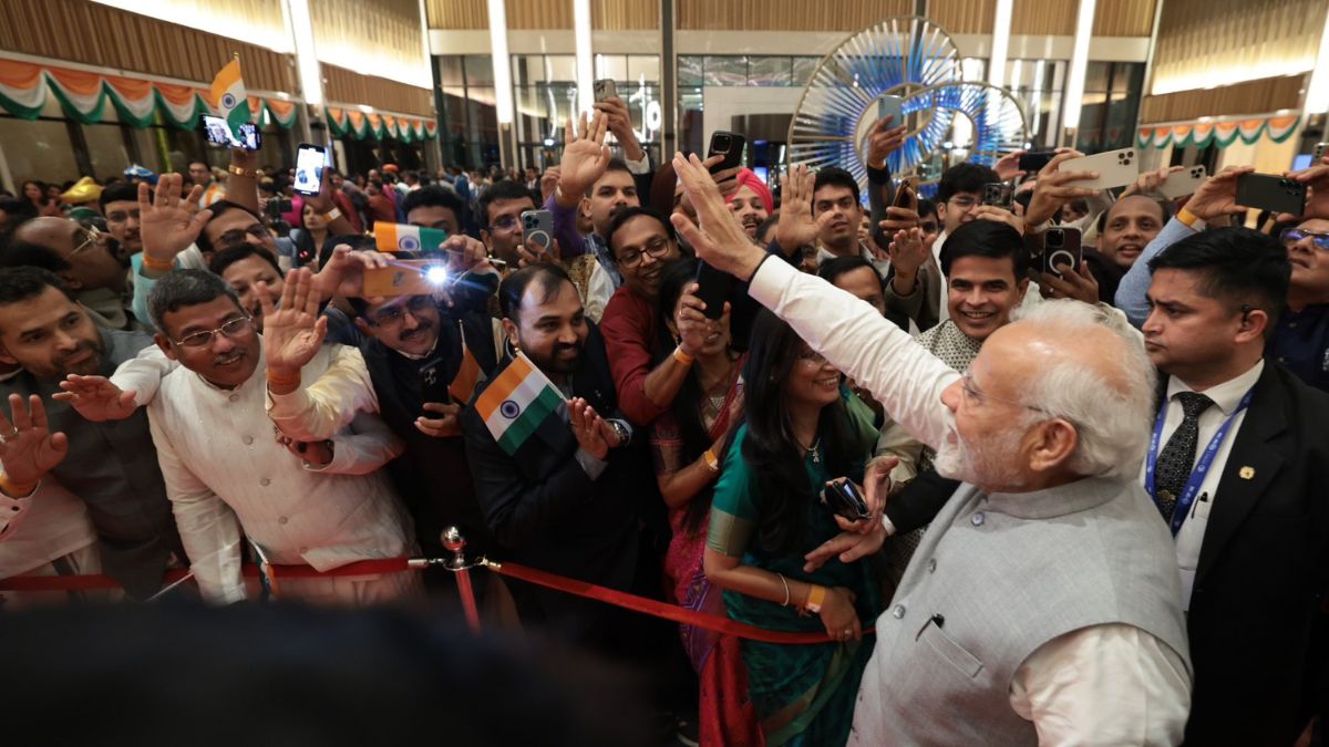 दुबई में प्रवासी भारतीयों ने की पीएम मोदी की भव्य अगवानी, प्रधानमंत्री ने लोगों का किया अभिवादन