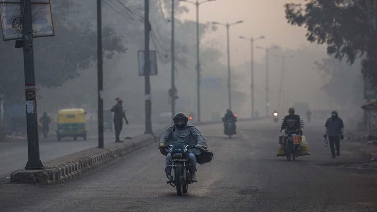 Weather Update: कोहरे की चादर में लिपटा दिल्ली-एनसीआर, तापमान में भी हुई गिरावट, जानिए आज कैसा रहेगा मौसम?