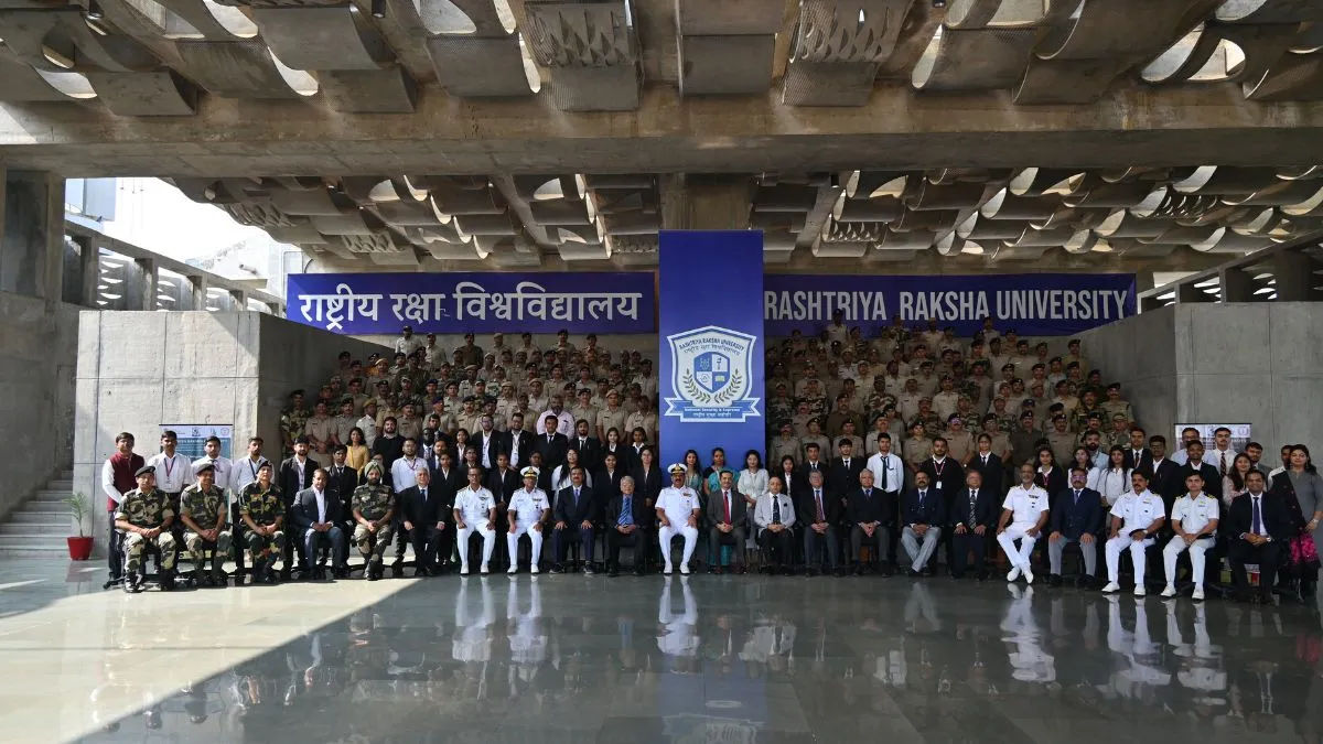 राष्ट्रीय रक्षा विश्वविद्यालय ने भरी 'हम तैयार हैं!' की हुंकार, समुद्ररक्षण 2023 में दिख रहा है दम राष्ट्रीय रक्षा विश्वविद्यालय ने भरी हुंकार।- India TV Hindi