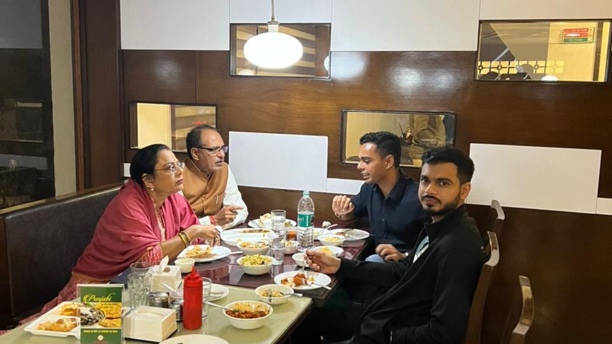 CM Shivraj Singh Chauhan was seen resting with his family after the spectacular victory, video surfaced| शानदार जीत के बाद परिवार के साथ आराम फरमाते दिखे CM शिवराज सिंह चौहान, वीडियो आया सामने