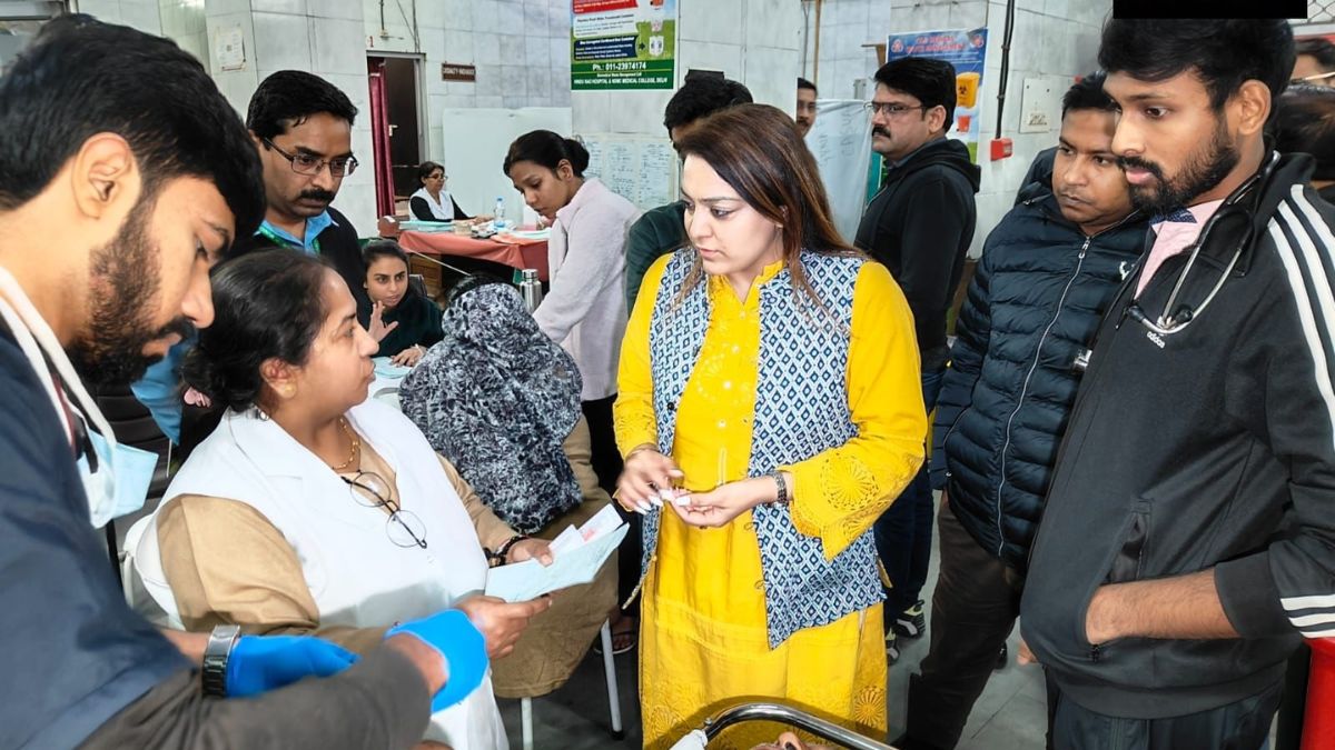 Delhi Mayor Shelly Oberoi ordered suspension of Hindu Rao Hospital Medical Superintendent दिल्ली: हिंदू राव अस्पताल में कूड़े के ढेर देख भड़की मेयर शैली ओबेरॉय, चिकित्सा अधीक्षक सस्पेंड