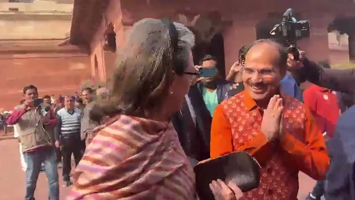 अधीर रंजन के कपड़ों को देख सोनिया गांधी भी कमेंट करने से खुद को नहीं रोक पाईं, Video वायरल सोनिया गांधी के मुंह से कमेंट सुन गदगद हुए अधीर रंजन चौधरी- India TV Hindi