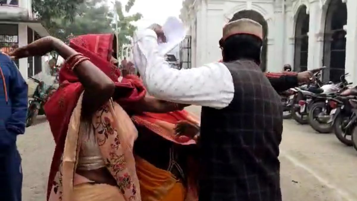 DM ऑफिस में ही महिलाओं ने धरी नेताजी की कॉलर, फिर शुरू किया दे दना दन; देखें Video