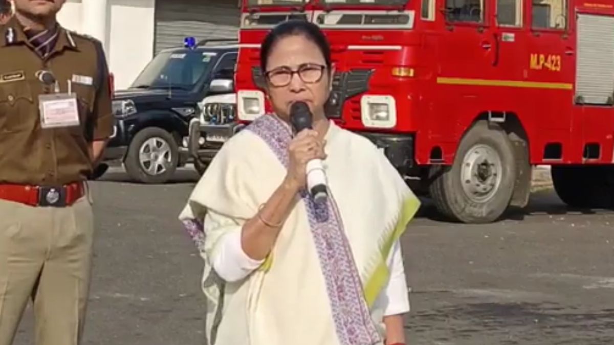 पीएम मोदी से मुलाकात के लिए दिल्ली रवाना हुईं ममता बनर्जी, I.N.D.I.A. की बैठक में भी लेंगी हिस्सा