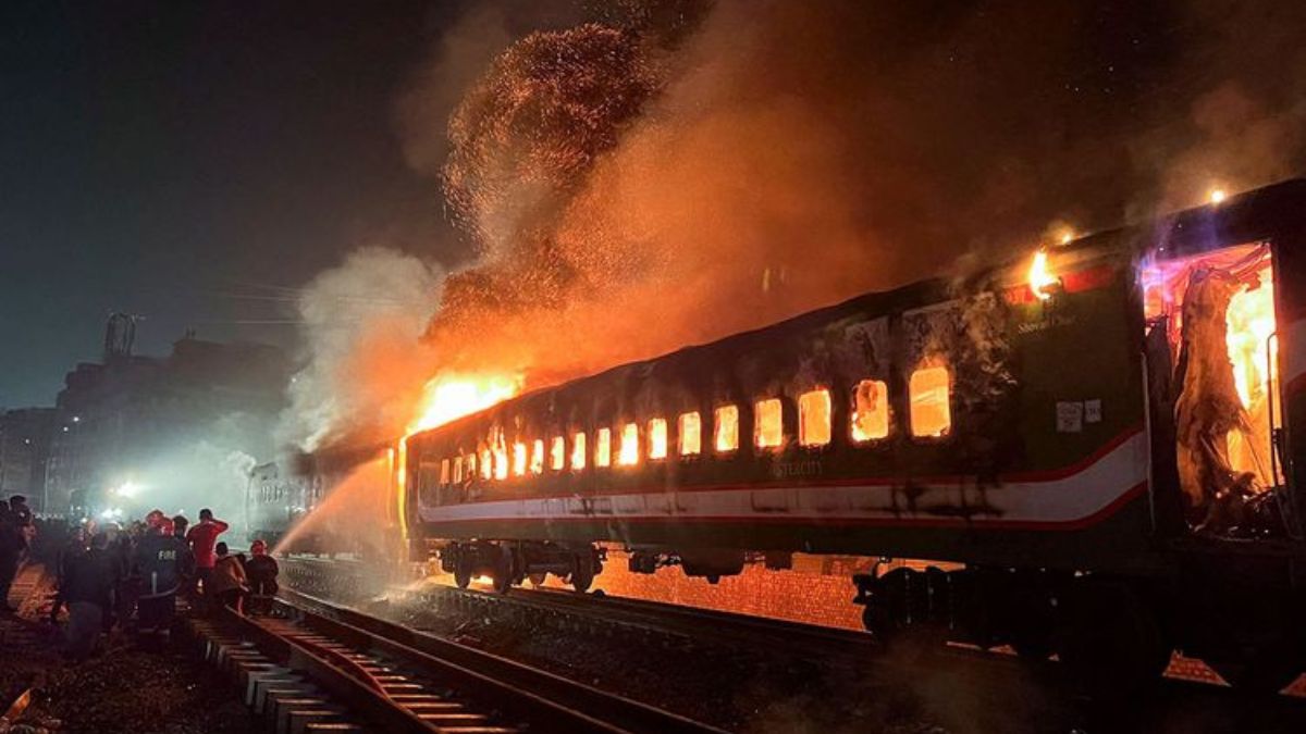 बांग्लादेश में चलती ट्रेन में उपद्रवियों ने लगाई आग