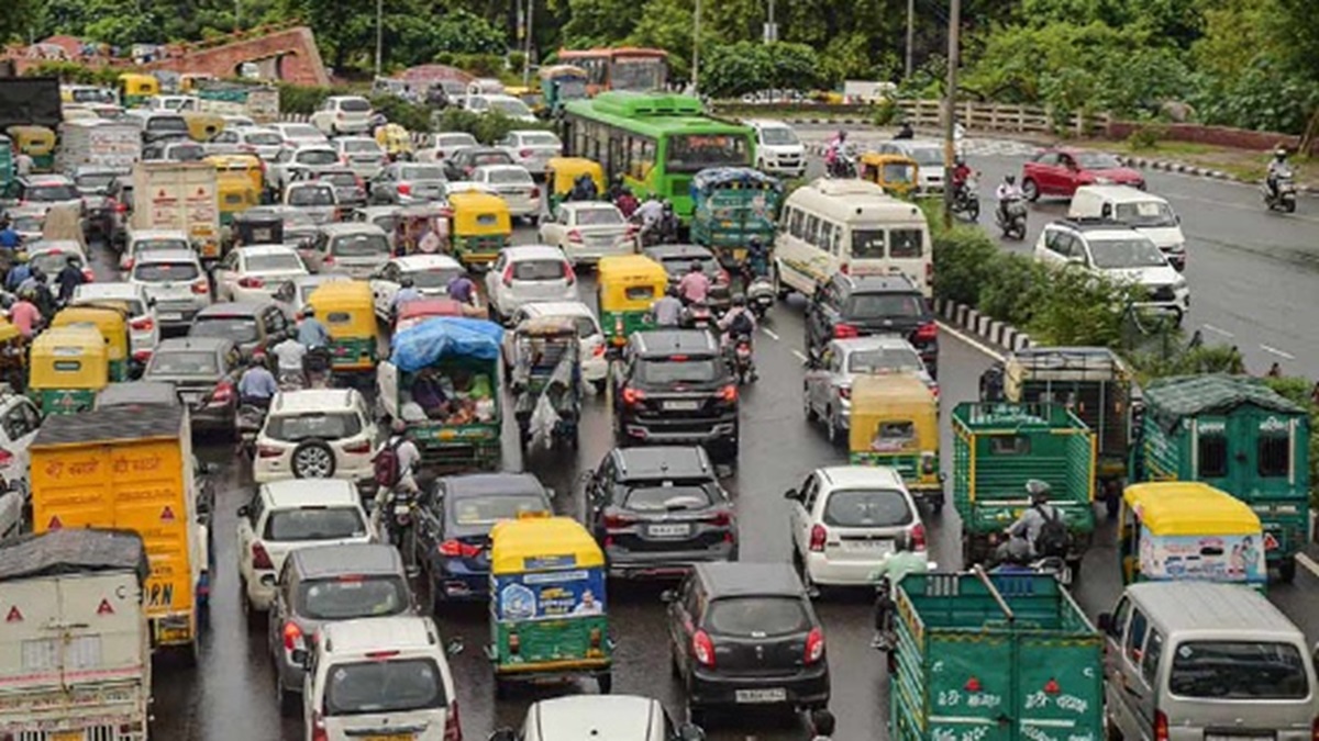 दिल्ली-NCR में एयर क्वालिटी बिगड़ने पर इन वाहनों के संचालन पर लगा बैन, केंद्र सरकार ने लिया बड़ा फैसला