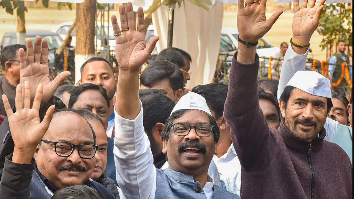 विधायकों के साथ सीएम हेमंत सोरेन- India TV Hindi