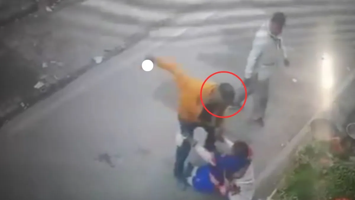 यूपी: लखनऊ में पति ने 11 सेकंड में पत्नी पर 19 बार चाकू से किया हमला, CCTV में कैद हुई वारदात Lucknow- India TV Hindi
