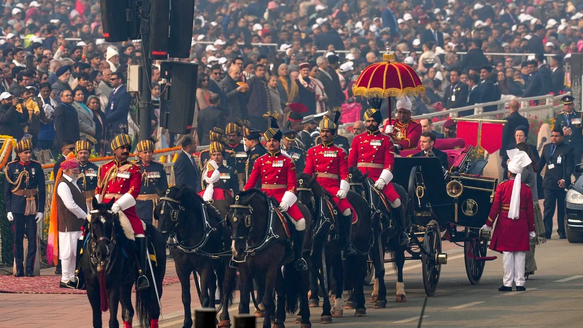 बग्गी में सवार हुए इमैनुएल मैक्रों।- India TV Hindi