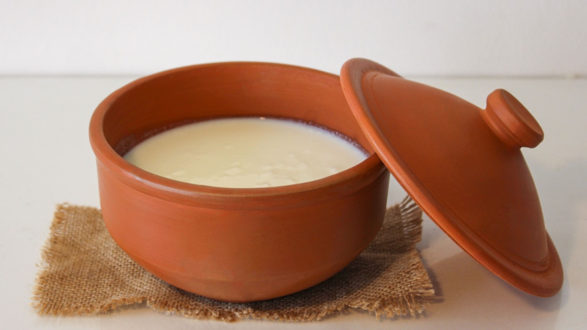 Curd-Chuda is eaten on Makar Sankranti, know the method of making curd in an earthen pot.