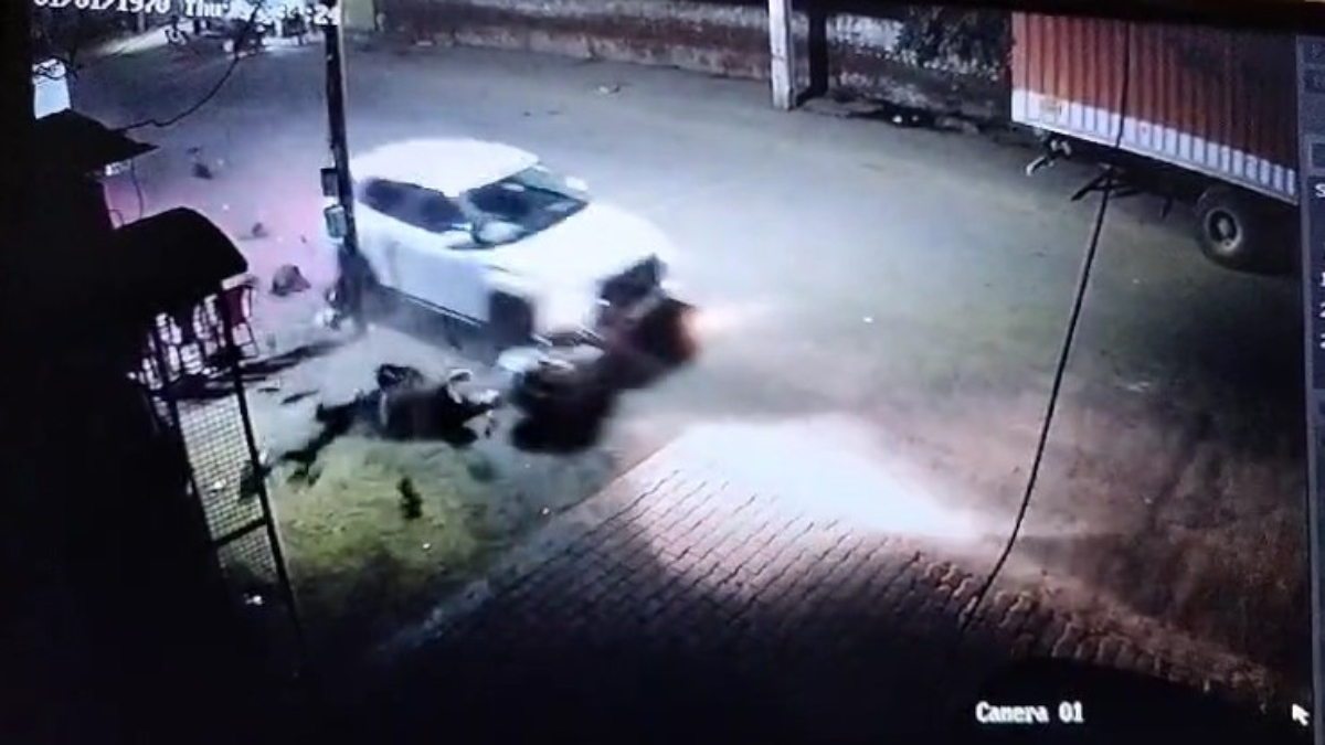 रॉन्ग साइड से आ रही कार से दो एक्टिवा हुई चकनाचूर, CCTV देख सहम जाएंगे आप
