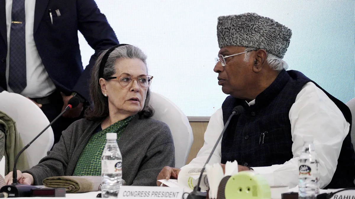 अयोध्या का न्योता ठुकराना कांग्रेस को पड़ेगा भारी! पार्टी नेताओं को रास नहीं आया सोनिया का फैसला sonia gandhi mallikarjun kharge- India TV Hindi