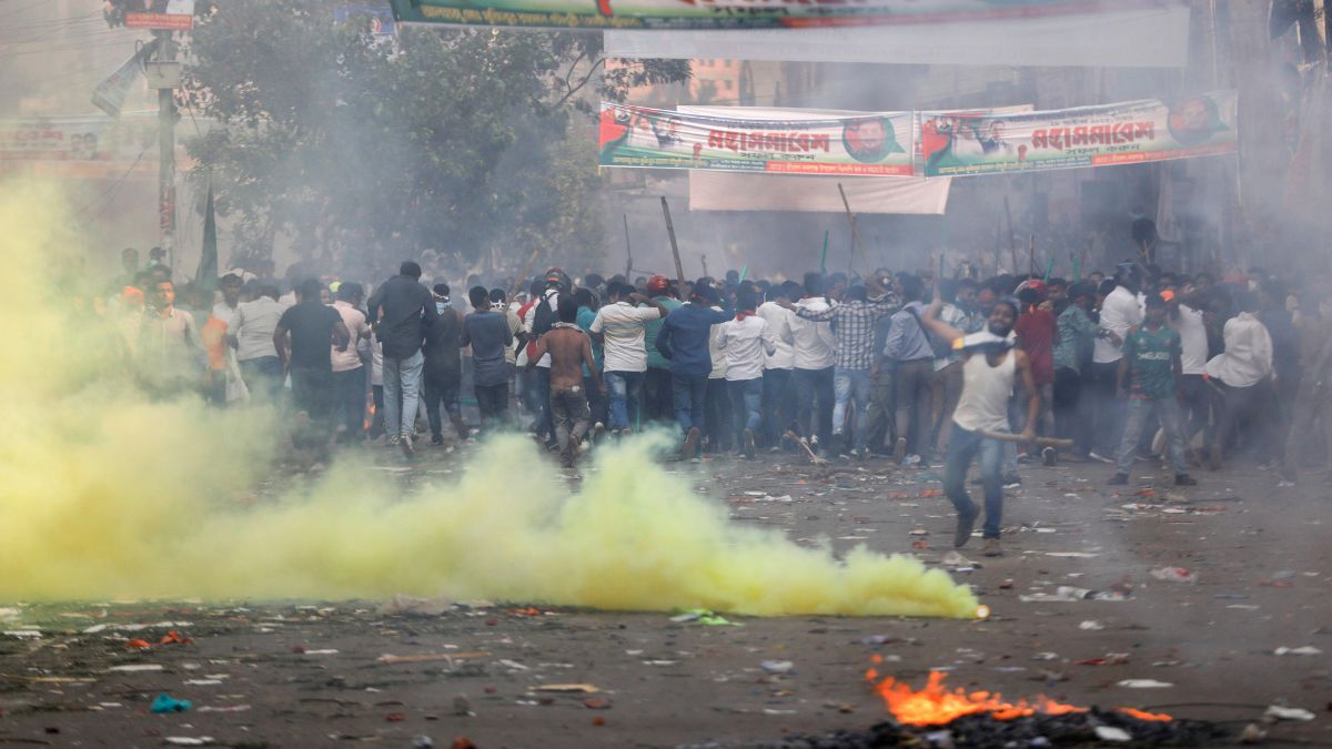 हिंसा और बायकॉट के बीच बांग्लादेश में मतदान आज, क्या फिर बनेगी हसीना की सरकार? देखें पूरी रिपोर्ट