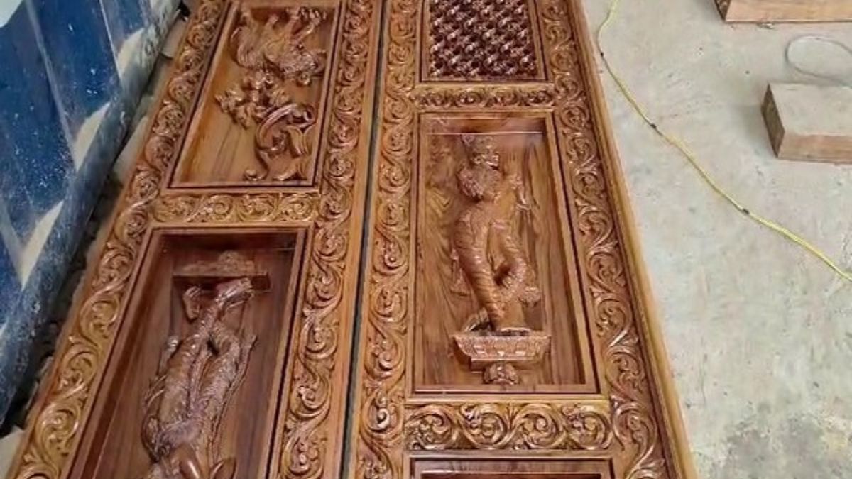 राम मंदिर में लगाए जा रहे दरवाजों की तस्वीर आई सामने, युद्धस्तर पर चल रहा है निर्माण कार्य