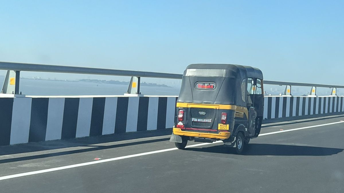 अटल सेतु पर दौड़ता दिखा ऑटो, वायरल तस्वीर देख लोग बोले- इसी दिन के लिए बनाया गया था ये पुल