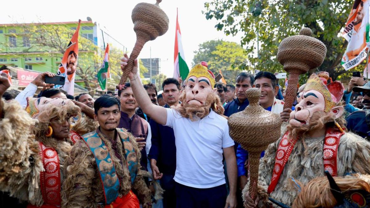 हाथ में गदा और मुंह पर हनुमान जी का मुखौटा, राहुल गांधी की इन तस्वीरों का क्या है मतलब?