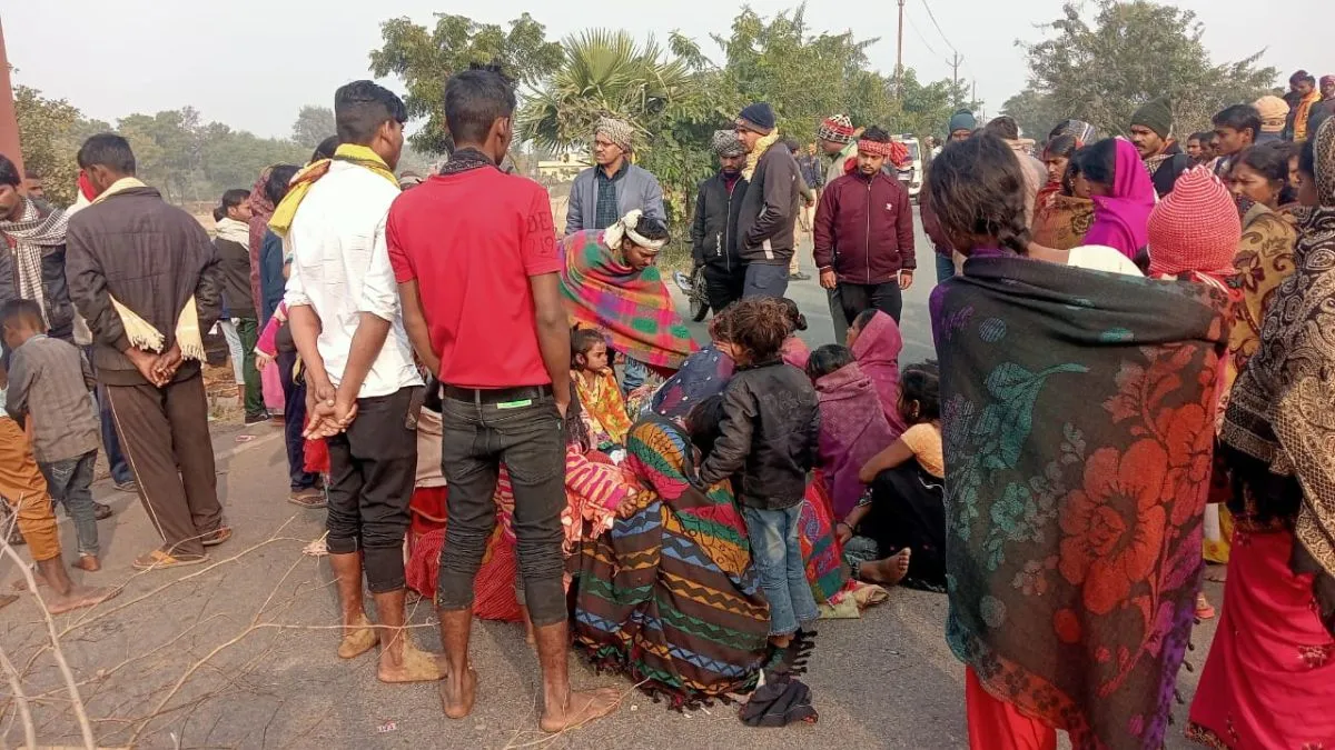 दो किलो धान के लिए मासूम की हत्या! पेड़ से लटका मिला शव; जानें पुलिस ने क्या कहा परिजनों ने सड़क जाम कर किया प्रदर्शन।- India TV Hindi