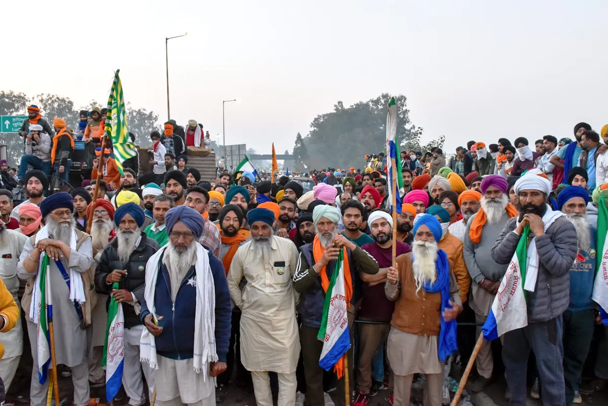 Farmers Protest-Bharat Bandh Updates: हरियाणा में टोल प्लाजा को फ्री करवा रहे किसान, रोहतक-सोनीपत में असर भारत बंद के दौरान प्रदर्शन करते किसान- India TV Hindi