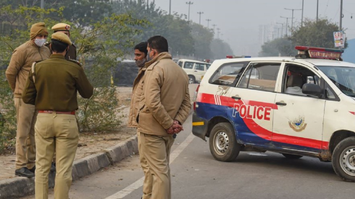 नोएडा के समीप दो नाबालिग लड़कों ने स्कूल अध्यापक को गोली मारी