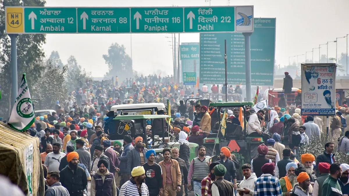 Farmer Protest LIVE Update: शंभू बॉर्डर पार कर दिल्ली कूच करने की कोशिश में किसान, हिरासत में कई प्रदर्शनकारी किसानों का प्रदर्शन। - India TV Hindi