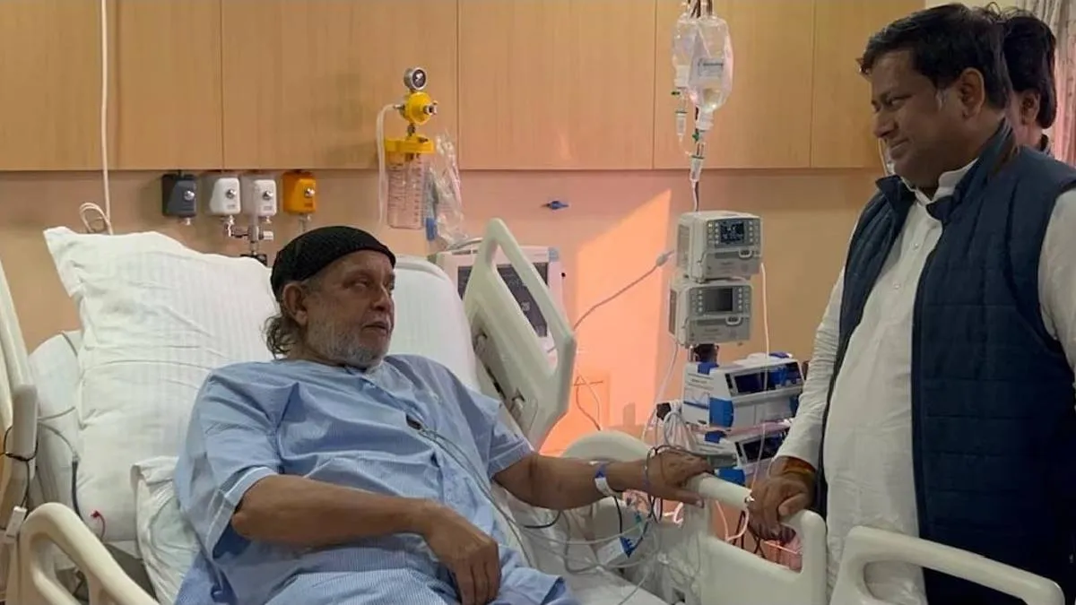 मिथुन चक्रवर्ती को अस्पताल से मिली छुट्टी, बाहर आते ही बोले- मुझे सजा मिली है! Mithun Chakraborty - India TV Hindi