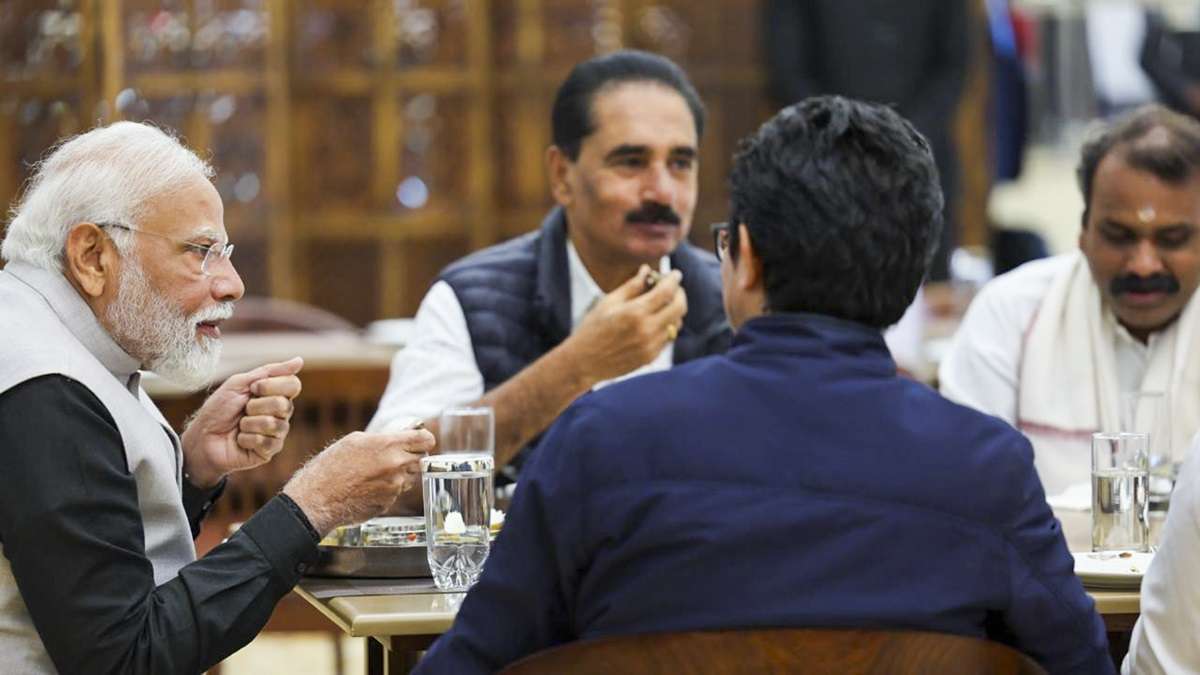 PM मोदी ने सांसदों को सुनाया पाकिस्तान में नवाज शरीफ के घर जाने का किस्सा