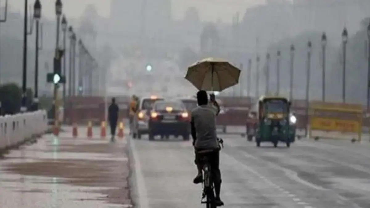 दिल्ली-NCR में बदला मौसम, तेज हवाओं के साथ हुई बारिश, जानिए IMD का अपडेट