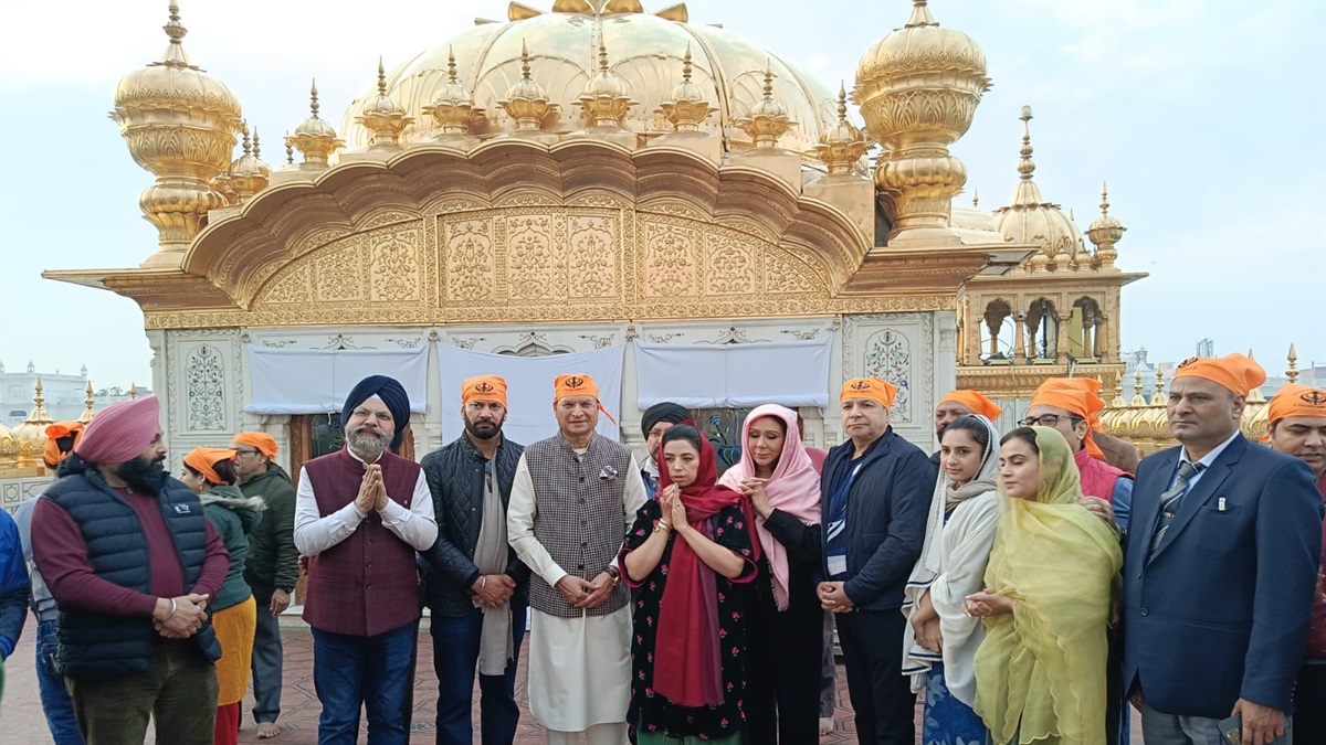 जन्मदिन के मौके पर रजत शर्मा ने पत्नी ऋतु धवन समेत स्वर्ण मंदिर में माथा टेका  – India TV Hindi