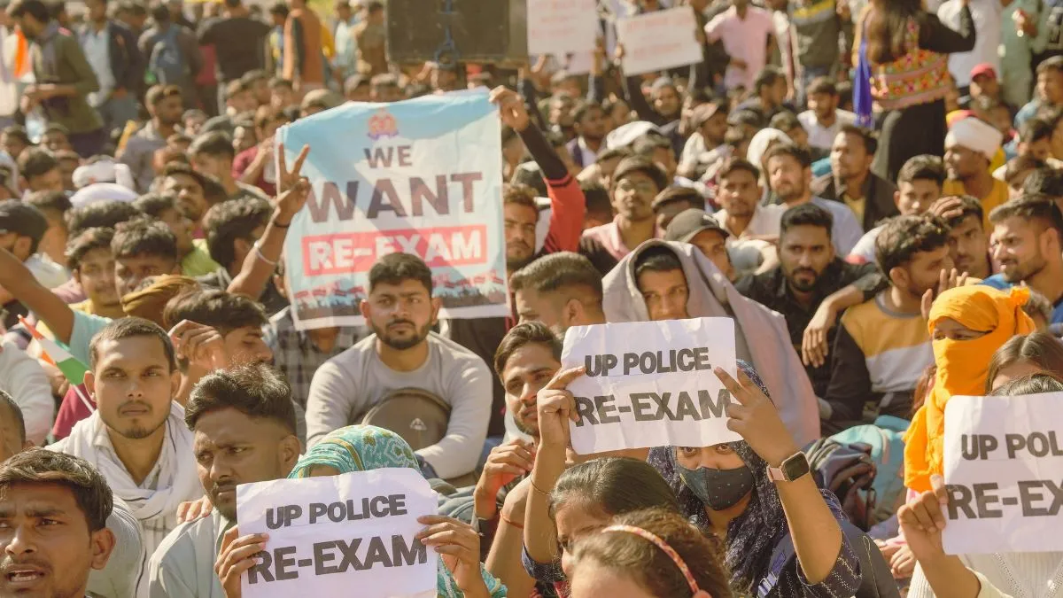 यूपी पुलिस सिपाही भर्ती परीक्षा: दोबारा एग्जाम के लिए छात्रों को नहीं देनी होगी फ़ीस, सेंटर तक होगी मुफ्त बस यात्रा Uttar Pradesh, UP Police Constable Recruitment Exam- India TV Hindi