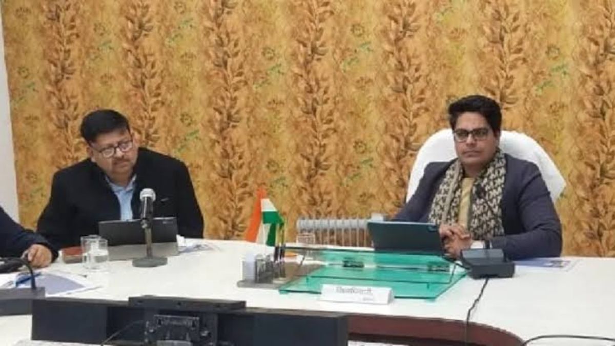 आगरा: डीएम ने मीटिंग में BDO को मारा पेपरवेट तो बीडीओ ने चलाया जूता! सोशल मीडिया पर जमकर वायरल हो रहा मामला