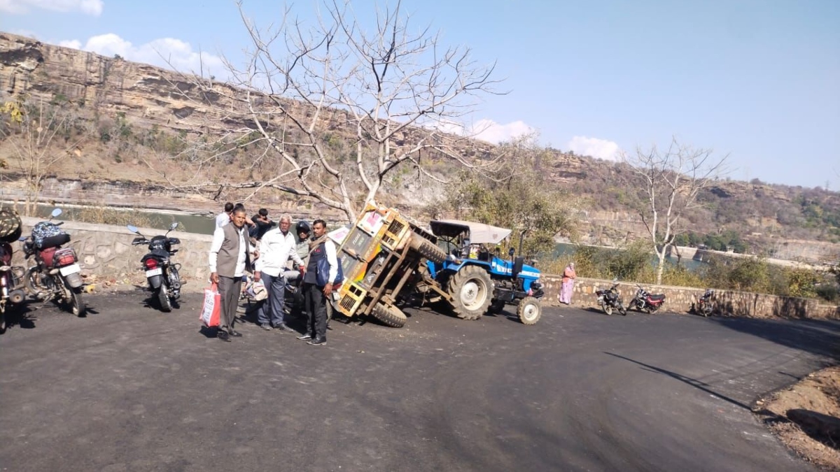 मंदसौर में बेकाबू होकर छात्र-छात्रों से भरी ट्रैक्टर ट्रॉली पलटी, 61 में से 42 बच्चे घायल