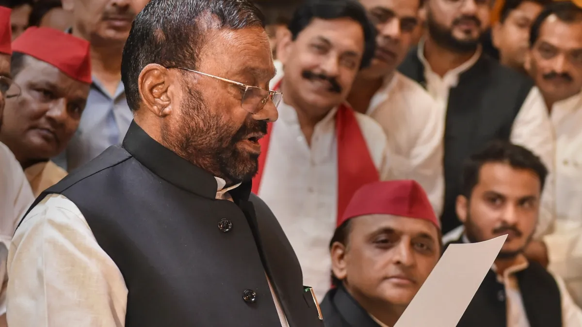 अखिलेश से नाराज स्वामी प्रसाद मौर्य बना सकते हैं नई पार्टी, 22 फरवरी को समर्थकों के साथ मीटिंग अखिलेश यादव से नाराज स्वामी प्रसाद मौर्य- India TV Hindi