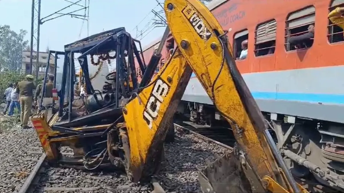 लोकमान्य तिलक एक्सप्रेस से टकरा कर JCB के उड़े परखच्चे, ड्राइवर घायल, बाल-बाल बचे यात्री वाराणसी जा रही लोकमान्य तिलक एक्सप्रेस हुई हादसे की शिकार- India TV Hindi